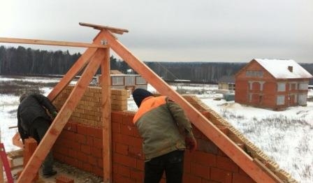 Začínáme: montáž bednění a montáž cihel